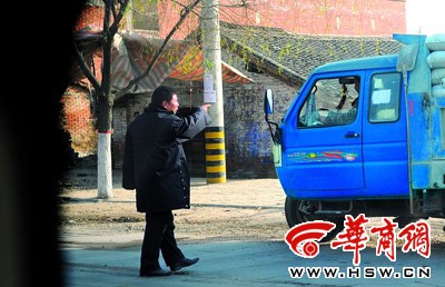 一辆拉水泥的农用三轮车被“制服男子”拦停 本报记者 赵雄韬 摄
