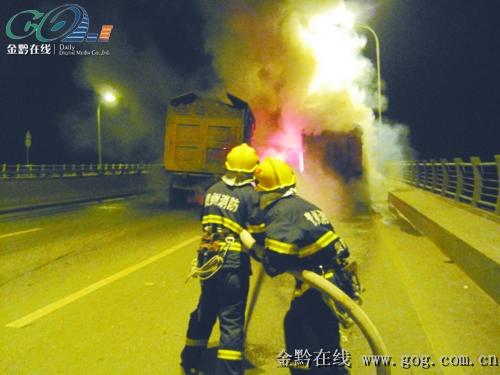 甲秀南路上，一辆轿车遭两辆重型货车“夹击”，钻进货车底部起火燃烧