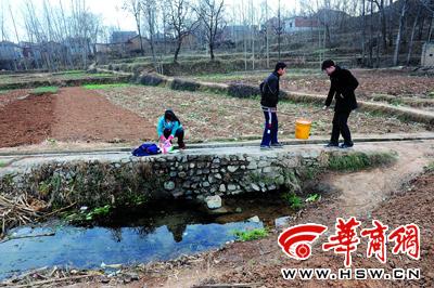 学生租住的民房水龙头被冻住了，刘杨（右一）和结对子的张奇奇一块去500米外的水渠里抬水