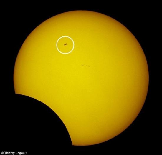 在日食进行的同时，在宇宙中飞行的国际空间站刚好从太阳面前掠过