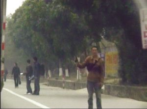 1公里路段55个摊位叫卖仿真枪(图)