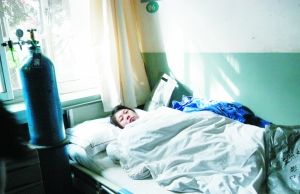 受伤的张女士在医院接受治疗。本报记者 陈若梦 摄