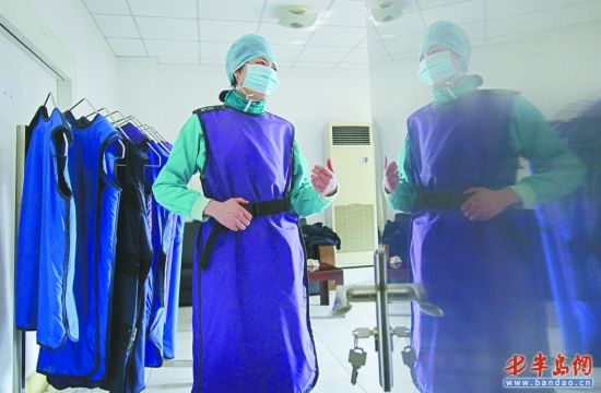 防辐射,女医生身披20斤铅衣做手术(组图)