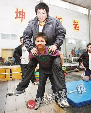徐玮轻松将82公斤级的师兄背起。