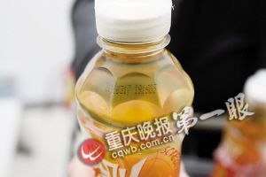 有效期12个月的饮料，生产日期为2010年3月17日。重庆晚报记者 贺怀湘 摄