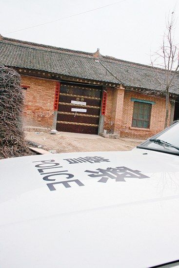 案发后，鲁牛娃家大门已被贴上封条。记者于忠虎 薛海龙摄