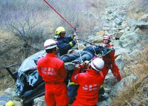 妙峰山，消防人员正在事故现场救援。通讯员 王策 摄