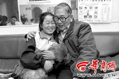 为了感谢包爷爷3年来无私助学,13岁的申玲玲将自家养的大公鸡送给生病的包爷爷本报记者 宁峰摄 为了感谢包爷爷3年来无私助学,13岁的申玲玲将自家养的大公鸡送给生病的包爷爷本报记者 宁峰摄