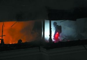 消防员在寻找没灭的火点。