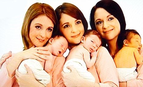 英国三胞胎姐妹花“心有灵犀”，她们嫁给不同男人生下的男婴也相似。