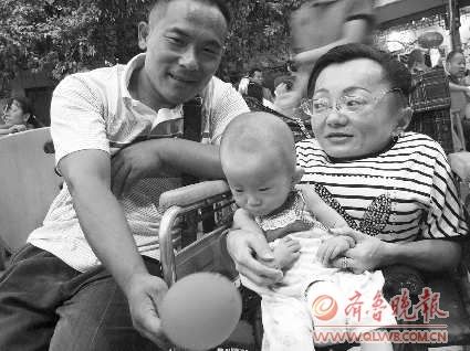 宋冰心和虎子一家三口。王爱民