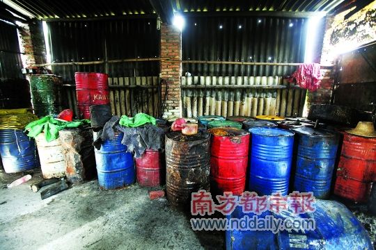 窝点内存放着20多桶地沟油。