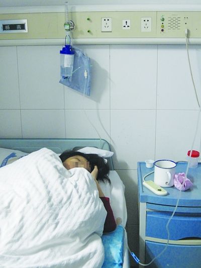 躺在医院的王女士。肖雷 摄