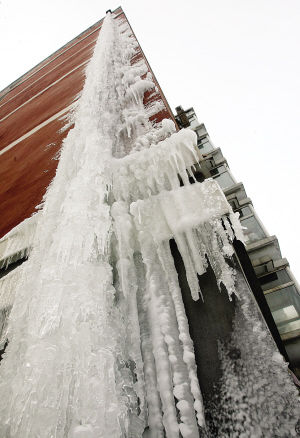 　20米长的冰溜子悬在楼体外 ■本报记者 王齐波 摄