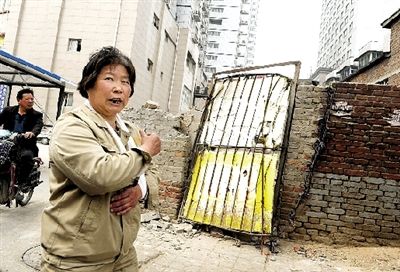 在争执过程中受伤的公厕管理员。她身后是被砸毁的化粪池。