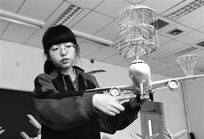 昨日，北师大附中高一学生高宇介绍她的降落伞飞机模型。高宇曾在第40届日内瓦国际发明展上获得银奖。实习生 杨程晨 摄