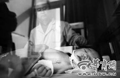 弃婴在儿童医院新生儿外科接受治疗，脖子疑似被割伤 本报记者 王警 摄 