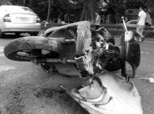 �¹��ֳ���Ħ�г����ɡ��ھ������½γ�5�׵ĵط���ǹ֧�����ڱ���������