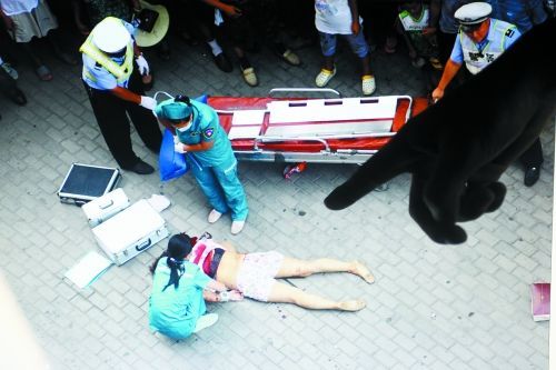 女子被当街捅死 众人用自行车板凳制伏凶手(图)