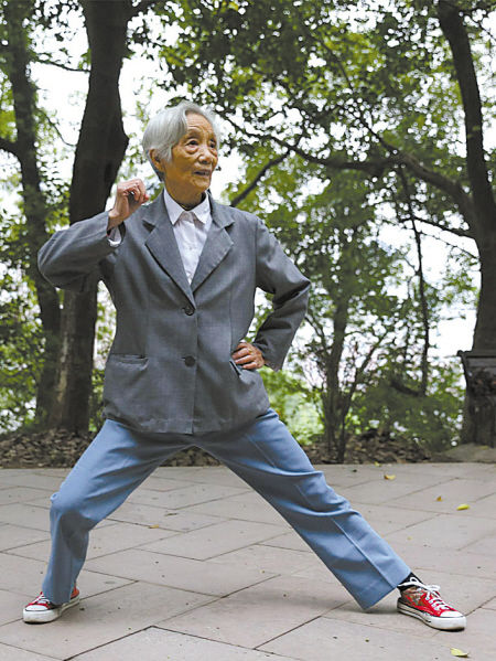 今年86岁高龄的余姚陶藕云老人在龙泉山上锻炼身体.