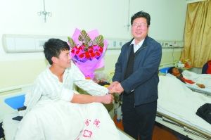 陇南市相关领导到医院探望郝峰。本报首席记者 裴强 摄