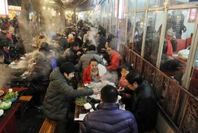 12月22日,成都市小关庙,冬至到来,吃羊肉的市民很多。 12月22日,成都市小关庙,冬至到来,吃羊肉的市民很多。