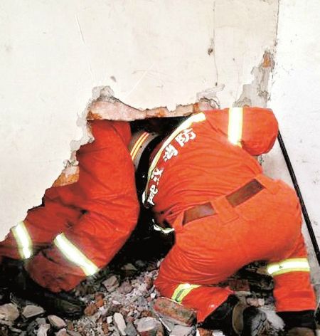 消防凿穿墙壁成功将其营救