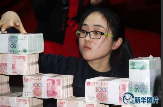 房企年会现场发千万现金 员工用麻袋扛钱(组图)