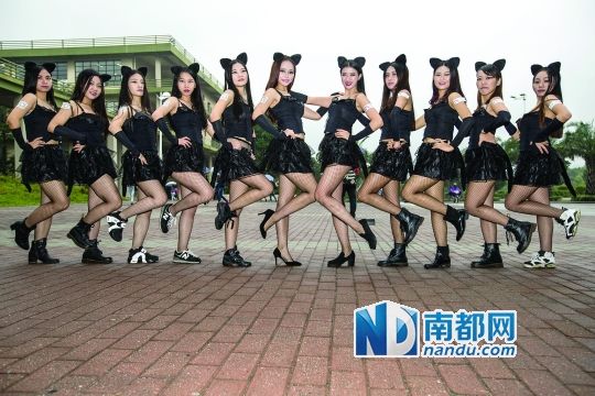 多名女子穿猫女郎装在大学城派发安全套图