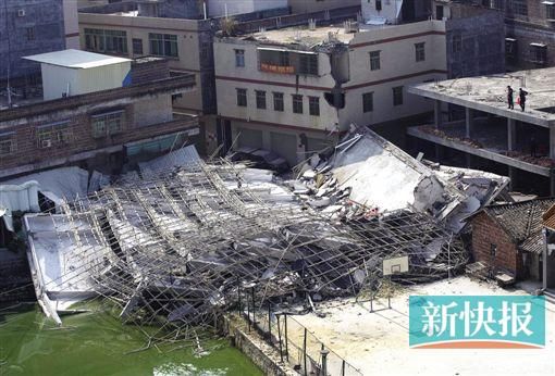 ■整栋建筑朝东侧倾斜坍塌,将池塘边一个50米长的菜市场完全压垮。 ■整栋建筑朝东侧倾斜坍塌,将池塘边一个50米长的菜市场完全压垮。