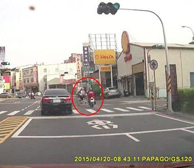 女子骑自行车闯红灯被摩托车当场撞飞(图) |闯红灯