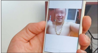 当天晚上,他便光着膀子戴上这条大金链子,对着苹果手机一阵自拍,并