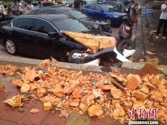 被砸中的车辆 张帆 摄 被砸中的车辆 张帆 摄