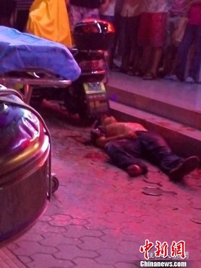 图为男子被人割喉身亡现场。图片来自网络 周利朔 摄
