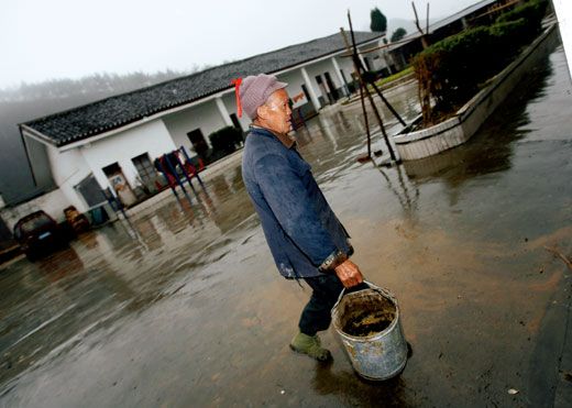 福利院让老人打工养自己 死后不销户冒领养老