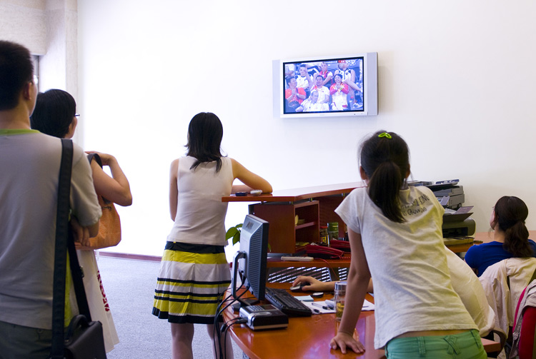 图文:公司在大厅安装电视方便员工看奥运
