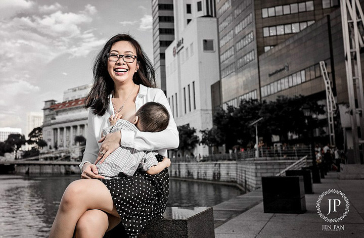 新加坡辣妈街头哺乳 支持职场女性母乳喂养
