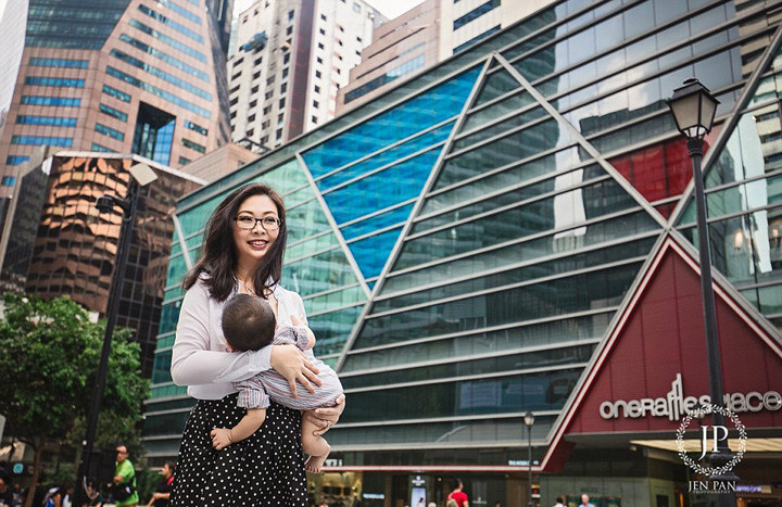 新加坡辣妈街头哺乳 支持职场女性母乳喂养