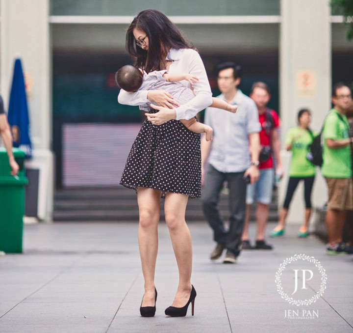 新加坡辣妈街头哺乳 支持职场女性母乳喂养