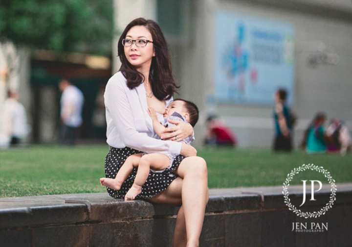 新加坡辣妈街头哺乳 支持职场女性母乳喂养