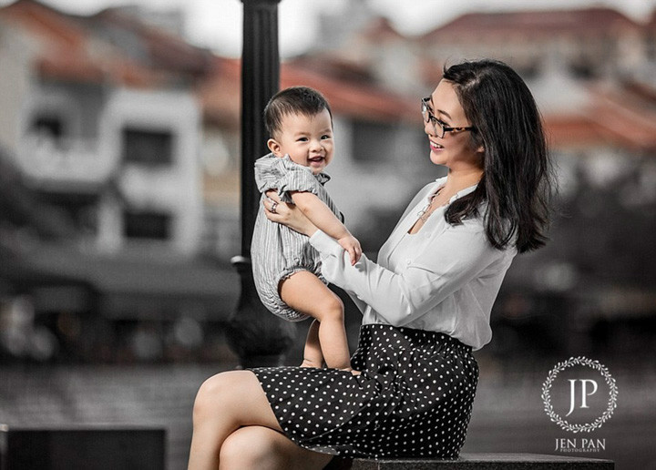 新加坡辣妈街头哺乳 支持职场女性母乳喂养