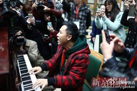 组图:甄子丹张丰毅现身北影艺考现场任考官