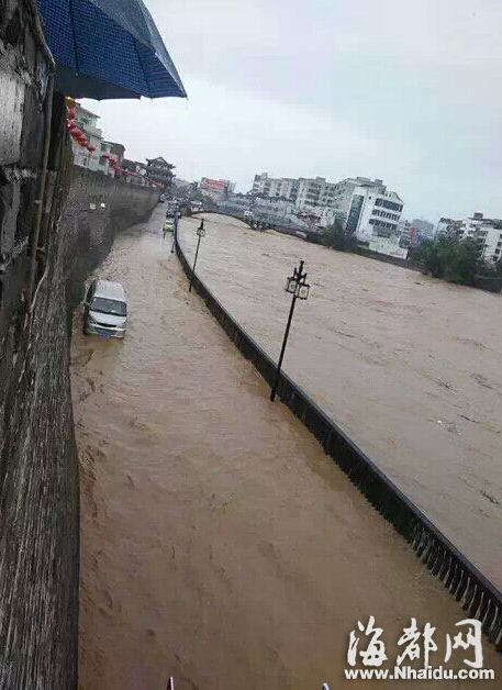 暴雨成灾福建长汀全城戒备,汀江水位迅速上涨.