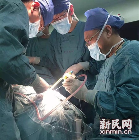 因为刀尖伤及大脑，医院连夜召集专家进行开颅手术。