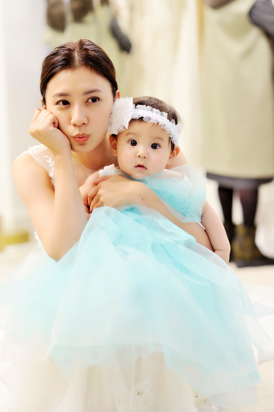 贾静雯和女儿同穿婚纱