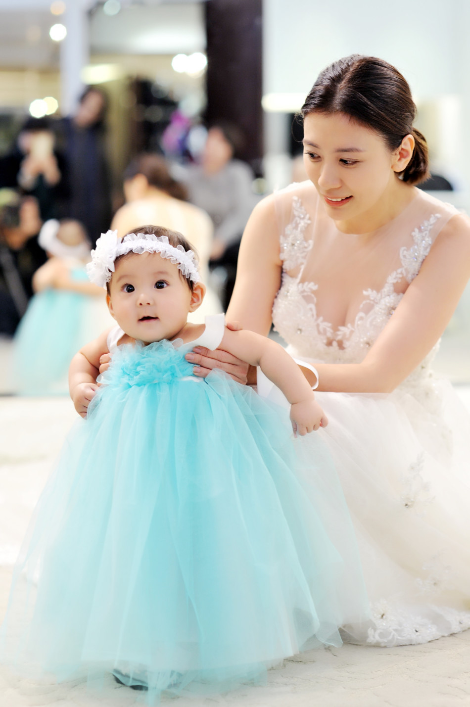 贾静雯和女儿同穿婚纱 大小公主美呆众人
