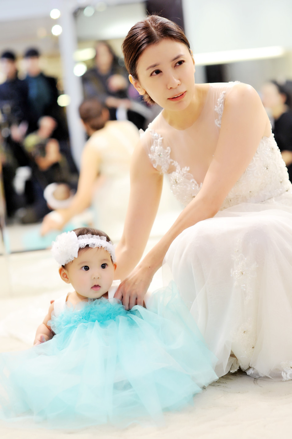 贾静雯和女儿同穿婚纱 大小公主美呆众人