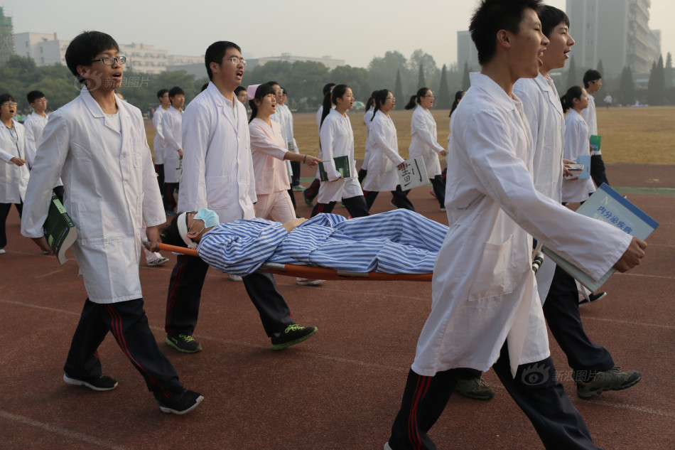 杭州师范大学附属中学开运动会学生搞怪