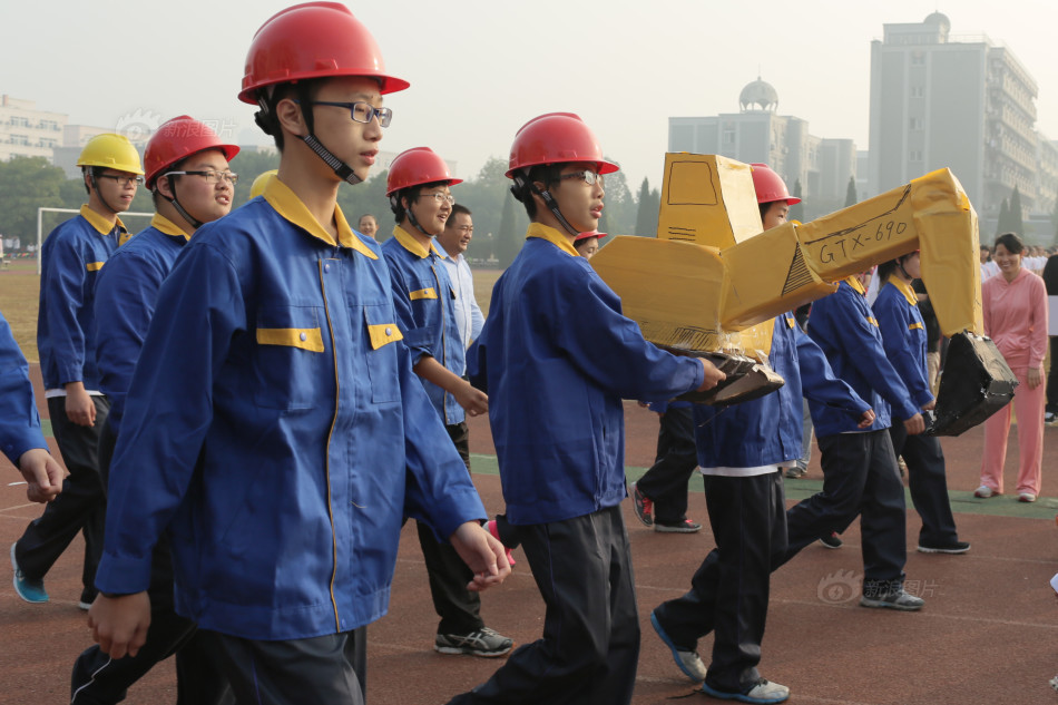 杭师大附中开运动会 学生抬挖掘机入场(图)