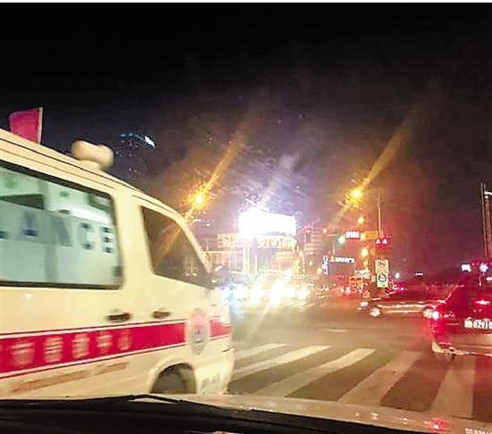 宁波3辆私家车为给救护车让道 集体闯红灯